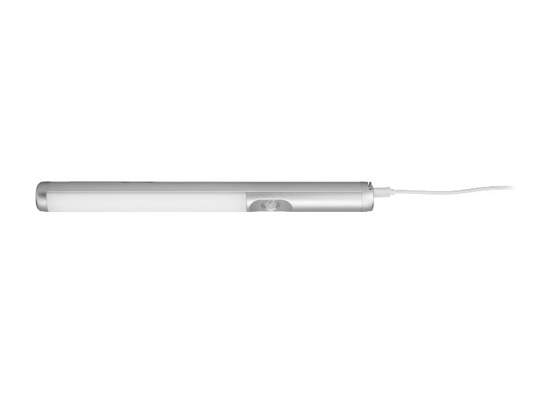 Een zilveren LED-lamp met bewegingssensor.