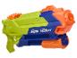 Pistolet à eau vert vif et bleu avec des accents orange.