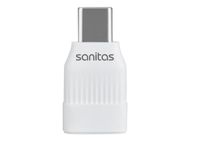 Witte USB-C adapter met de tekst 'sanitas' erop.