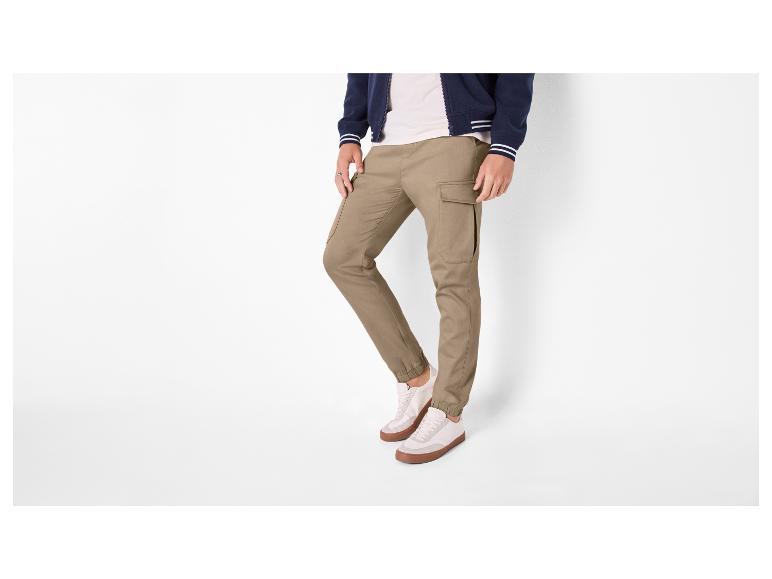 Khaki cargobroek en marineblauwe jas met witte strepen.