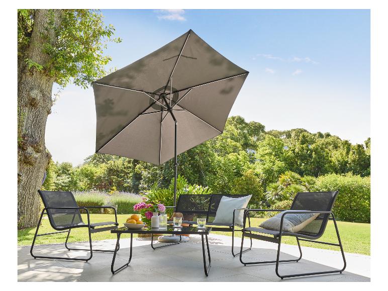 Salon de jardin avec cadre en métal noir, assise en maille et parasol gris sur une terrasse.