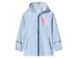 Imperméable bleu clair pour enfant avec cœurs roses et jaunes, et bandes réfléchissantes.