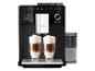 Machine à café Melitta CI Touch, préparant deux lattes macchiato, avec réservoir à lait