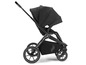 Een zwarte kinderwagen met grote wielen en een ruime zonnekap.