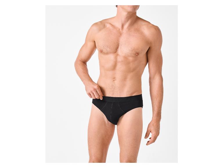 Homme en slip noir, avec torse et bras visibles.