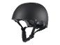 Casque de protection noir pour le sport, avec sangles réglables.