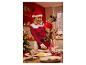 Vrouw in kersttrui, met hond, bereidt kerstdiner voor.