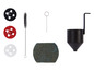 Un filtre, un porte-filtre, une brosse et un filtre papier pour une cafetière.