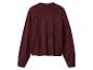 Pull en maille bordeaux à manches longues et col rond.