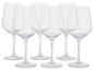 Six verres à vin transparents à pied, alignés en rangée