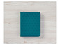 Een teal gekleurd lederen portemonnee met een geometrisch patroon.
