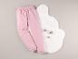 Roze joggingbroek en een wit vloerkleed met decoratieve dennenappels.