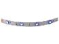 Witte LED-strip met zichtbare circuits en elektronische componenten.