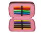Trousse rose avec des feutres de couleurs.