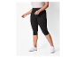 Leggings capri noires et baskets blanches.