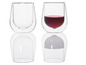 Deux verres, l'un avec du vin rouge, à double paroi pour les boissons chaudes ou froides.