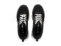 Een paar zwarte Crivit sportschoenen met witte veters en zolen, van bovenaf gezien.