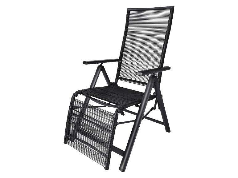 Chaise longue et fauteuil pliants noirs avec accoudoirs.