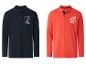 Deux polos à manches longues pour hommes, un bleu marine avec 'Sailing Voyager' et un rouge corail avec 'Ocean Adventure'.