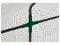 Groene connector met zwarte buizen op een kasframe, tegen een witte netstof achtergrond
