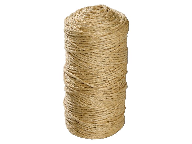 Bobine de corde de couleur naturelle, en jute ou sisal, sur fond blanc.
