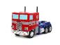 Een Optimus Prime speelgoed, een rode en blauwe vrachtwagen, op een witte achtergrond.
