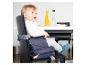 Baby in een draagbare kinderstoel aan tafel met drankjes.