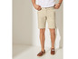 Man draagt beige korte broek en bruine laarzen.