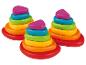 Twee kegelvormige houten stapel speelgoed in regenboogkleuren.
