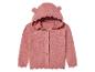 Een roze gebreide trui met capuchon en oortjes voor baby's.