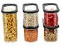 Récipients de rangement transparents avec pâtes, avoine, lentilles, fraises séchées et granola.