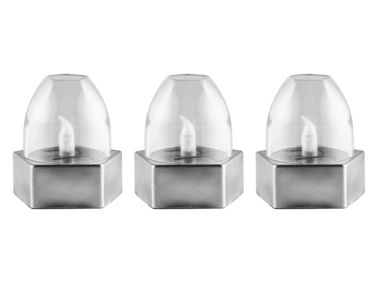 Drie zilveren LED-kaarslichten met glazen kaarsen.