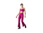 Femme en brassière de sport fuchsia et pantalon évasé
