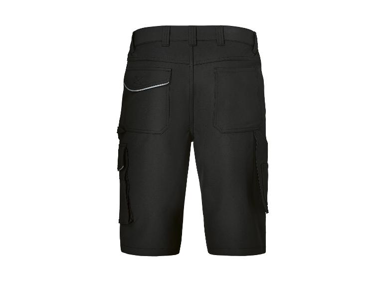 Zwarte cargo shorts met meerdere zakken.