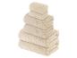 Stapel zachte, beige handdoeken.