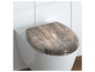 Een toiletbril met een houten print.