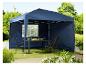 Een blauwe partytent met een tafel en stoelen in een tuin.