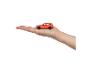 Een oranje speelgoedauto op een open handpalm.