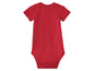 Een rood babypakje met korte mouwen.