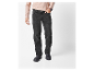 Een man draagt een donkergrijze jeans en zwarte schoenen.