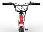 Vooraanzicht van een rood-witte fiets met zwart stuur en handvatten.