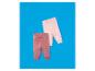 Deux pantalons de bébé, un rose clair et un rose foncé, sur fond bleu.