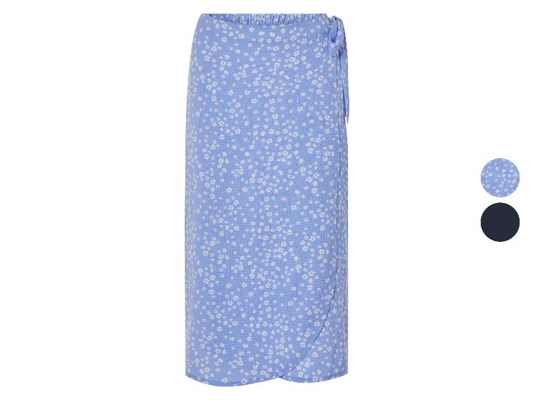 Une jupe maxi bleue à imprimé floral blanc.
