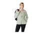 Vrouw in een lichtgroen en beige fleecejack en zwarte legging, met een rugzak.