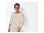 Vrouw in een lange beige gebreide jurk.
