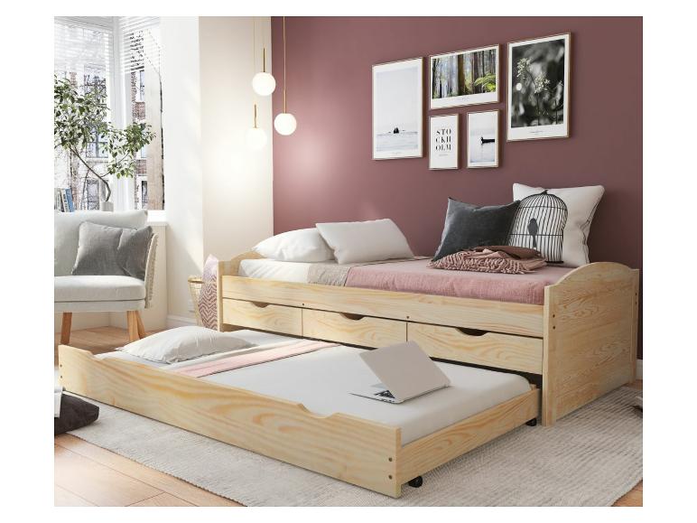 Een houten slaapbank met uittrekbed en opbergladen.