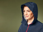 Une femme portant un imperméable bleu à capuche.
