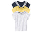 Trois t-shirts pour bébé : blanc à pois, jaune et bleu marine à rayures.