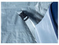 Een detail van een blauwe tent met een mesh-paneel en een gesp.