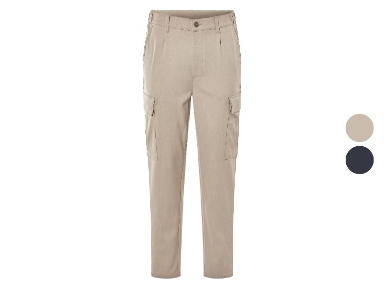 Pantalon cargo beige avec des poches.
